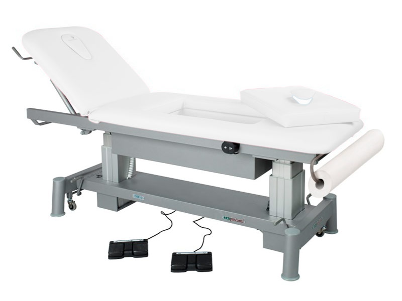 Elektrische Behandlungsliege mit 2 Segmenten für Personen mit ausgeprägtem Bauchumfang. 