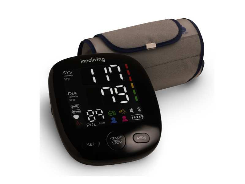 Innoliving INMD-FC-BP131, Misuratore di Pressione Digitale da Braccio con Ampio Display LED Curvo e Colorato, Memoria per 120 Misurazioni, Rilevamento Battito Cardiaco Irregolare, Alimentazione USB e Batterie AAA, Bracciale da 22 a 42 cm