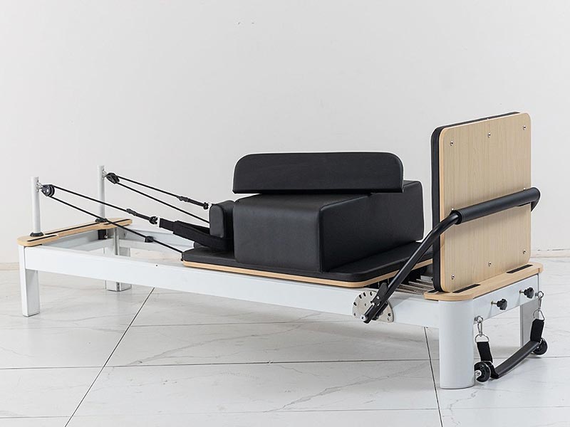 Macchina Pilates Reformer in alluminio bianco per esercizi di forza, flessibilità ed equilibrio