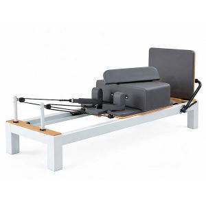 Macchina Pilates Reformer in alluminio bianco per esercizi di forza, flessibilità ed equilibrio
