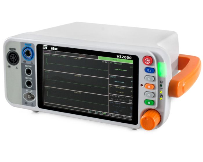 Monitore ospedaliero che mostra i segni vitali frequenza cardiaca pressione sanguigna